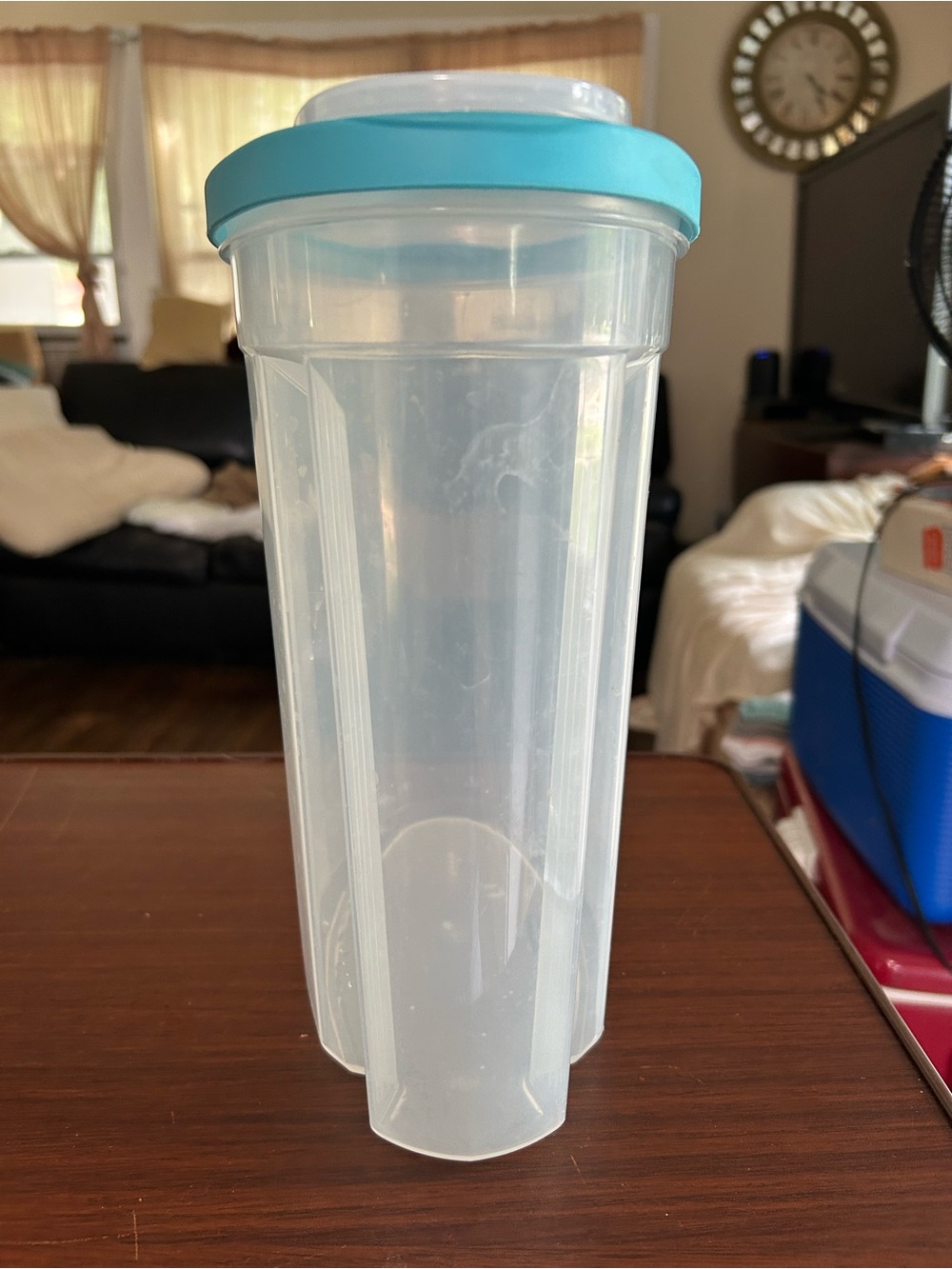 Rubbermaid Clear Plastic Kitchen dry ingredient container with Aqua Lid